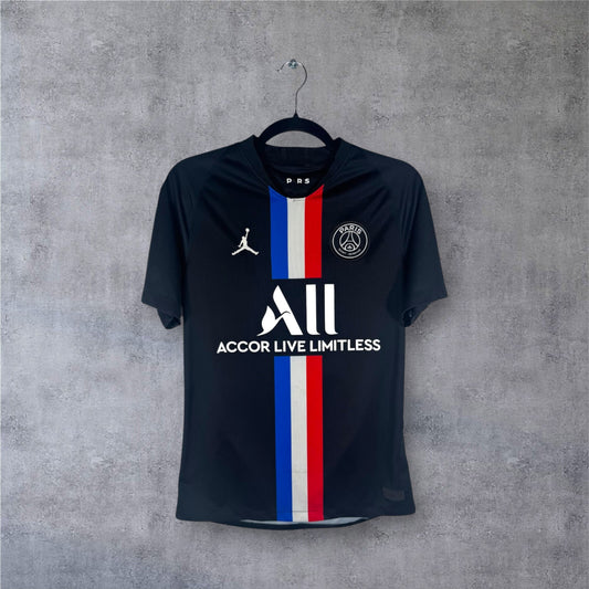 Vue de face du maillot noir PSG Jordan 2020 avec bande centrale tricolore.