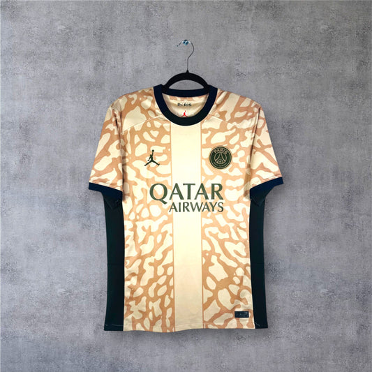 Vue de face du maillot PSG Fourth 2024 beige avec motif Elephant Print Jordan.