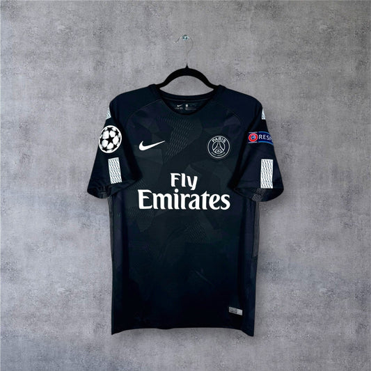 Vue de face du maillot PSG 2017/18 Third noir et gris motif camouflage avec sponsor Emirates.