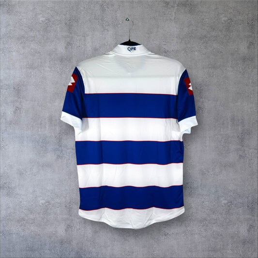 Vue arrière du maillot QPR 2013-2014 avec larges bandes horizontales bleues et blanches.