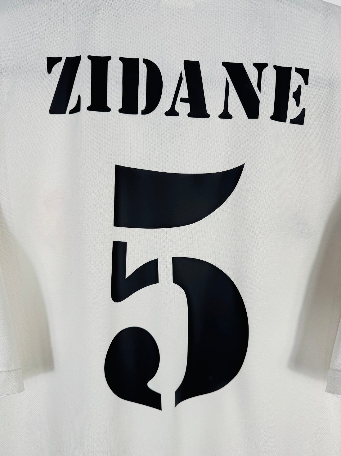 Détail de la typographie du flocage sur le numéro 5 de Zinédine Zidane