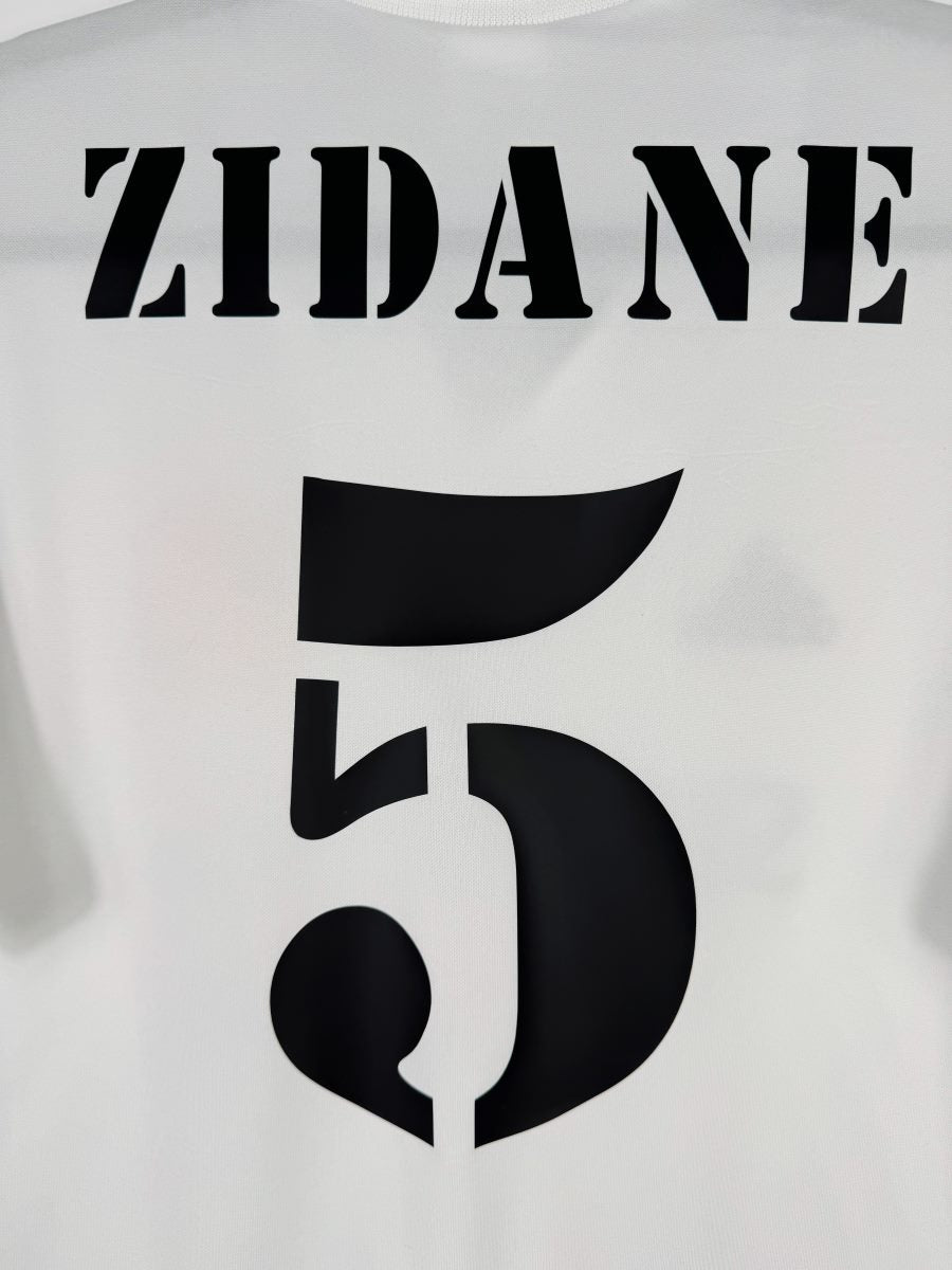 Gros plan du flocage ZIDANE N°5 du maillot Real Madrid 2002-2003 dans la police stencil emblématique du club