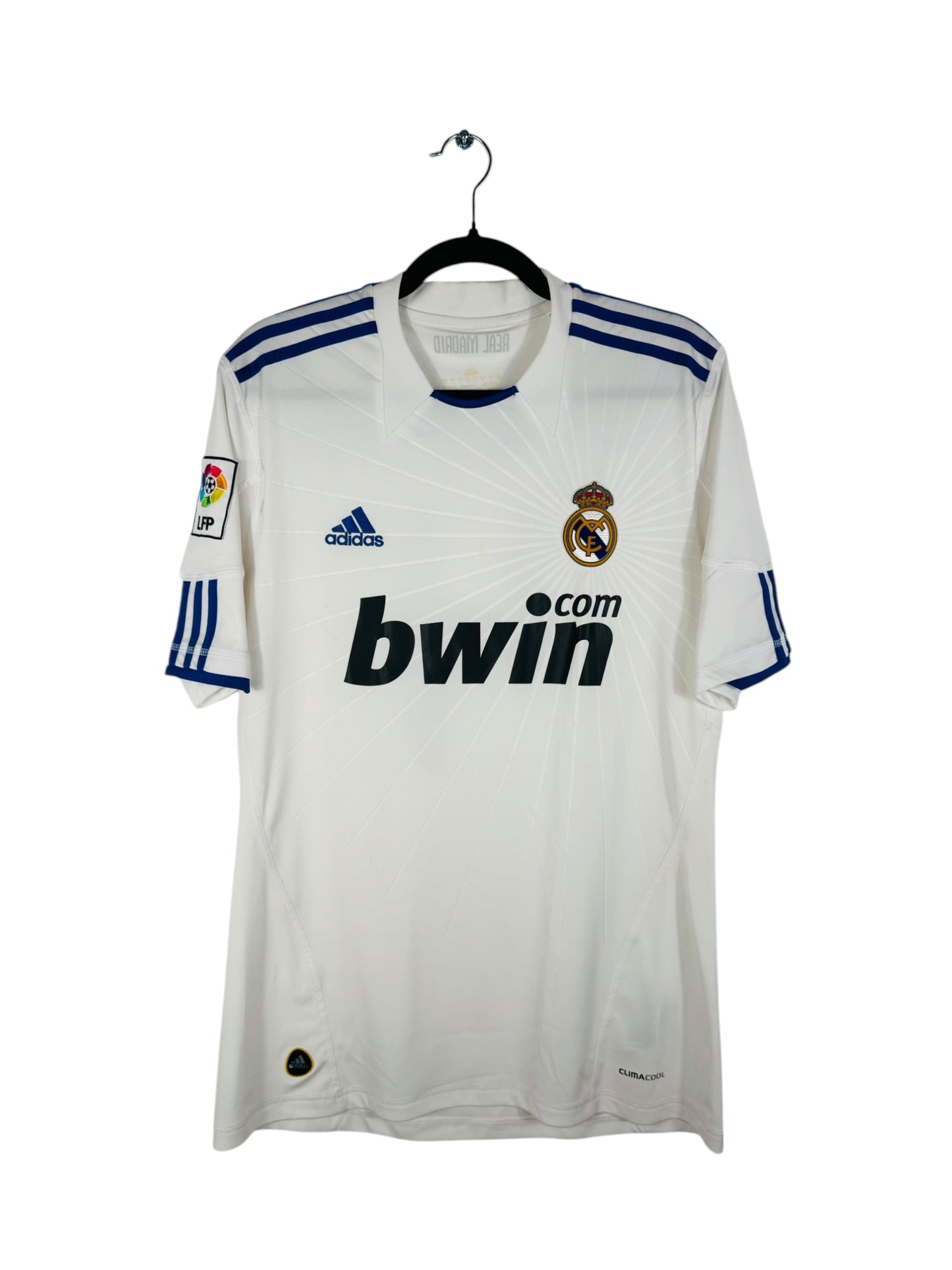 Maillot Real Madrid 2010-2011 Domicile Adidas - Vue avant, taille M, couleur blanc.