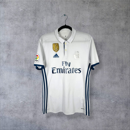 Maillot Real Madrid domicile 2016-2017 adidas de face, col polo, sponsor Fly Emirates
