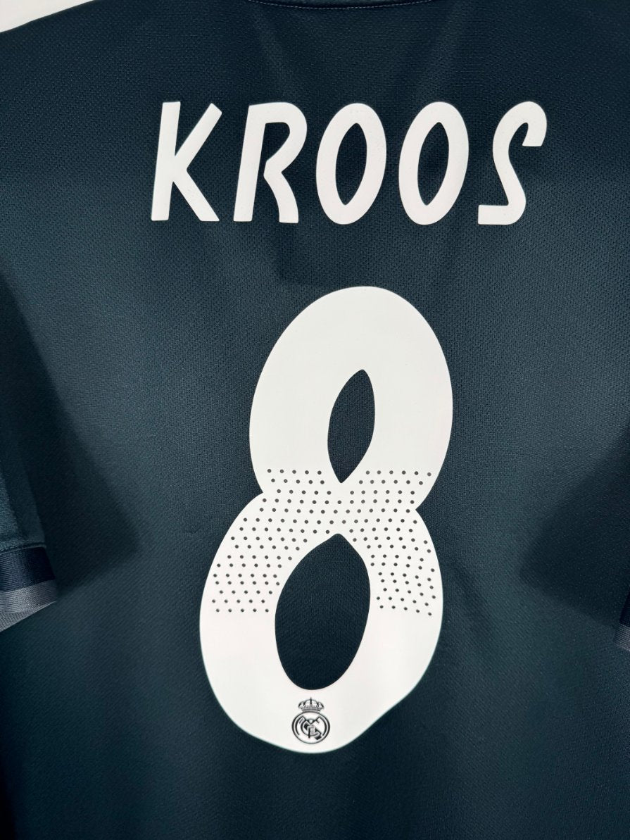 Détail de la typographie du flocage sur le numéro 8 de Toni Kroos