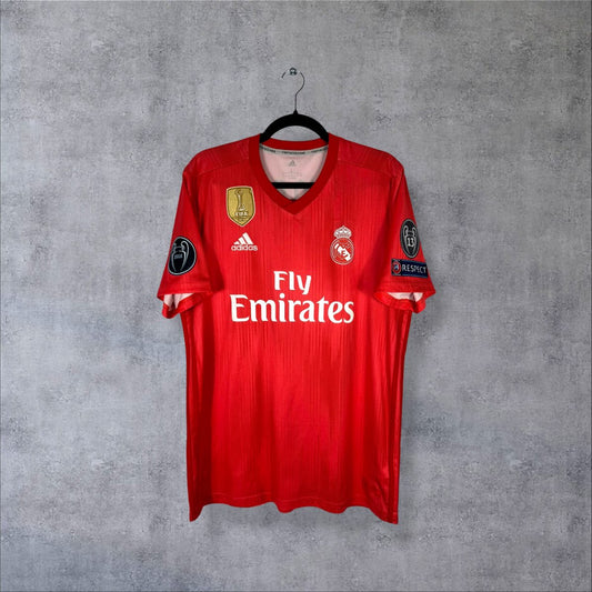 Face du maillot Real Madrid 2018-2019 third adidas Parley, sponsor Fly Emirates et patchs UEFA