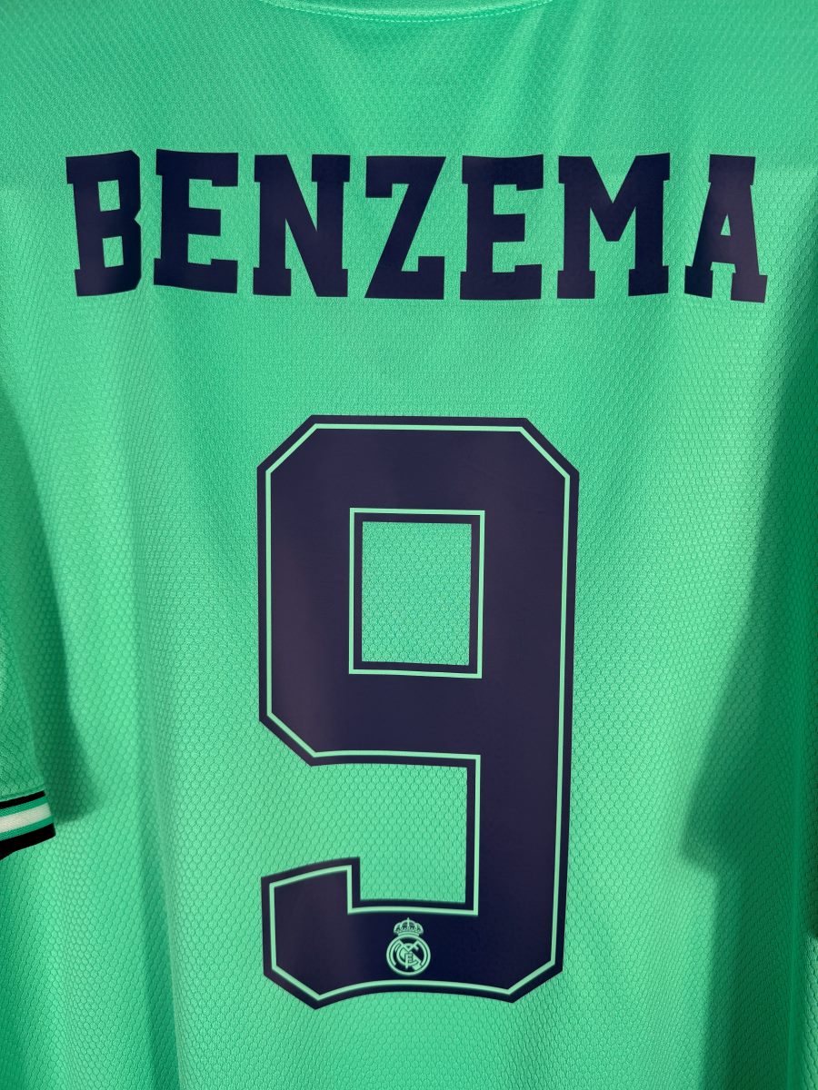 Détail du flocage BENZEMA N°9 en police Ligue des Champions sur le maillot Real Madrid 2019-2020