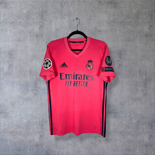Face du maillot Real Madrid 2020-2021 extérieur rose corail adidas, sponsor Emirates Fly Better