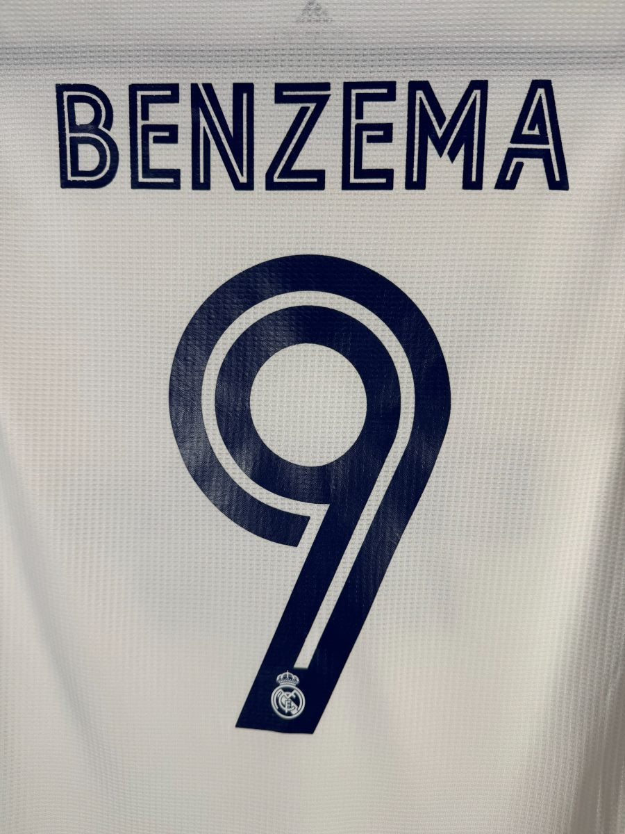 Gros plan du flocage Benzema numero 9 avec ecusson du Real Madrid