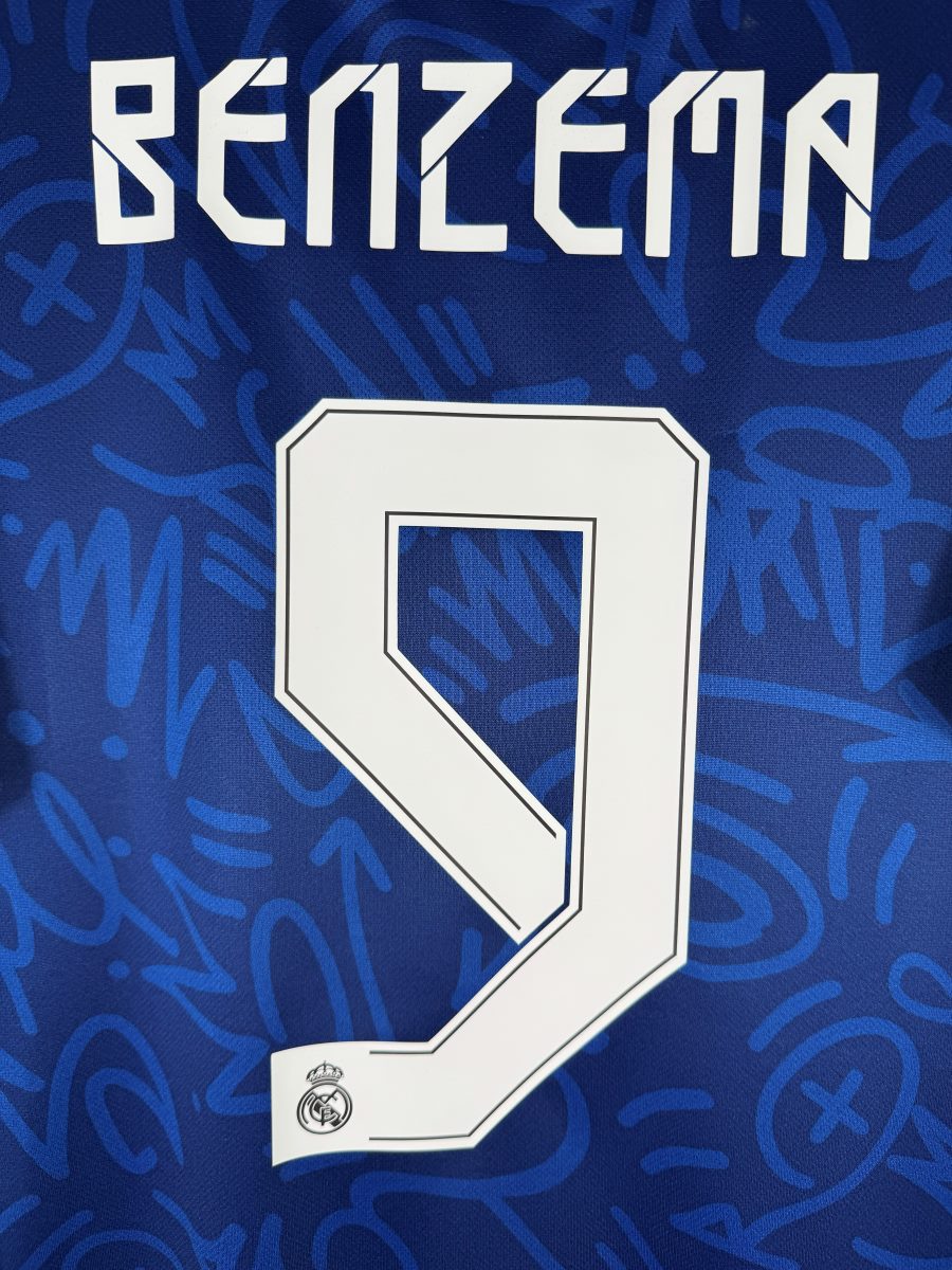 Détail du flocage BENZEMA numéro 9 avec écusson du Real, maillot extérieur 2021-2022