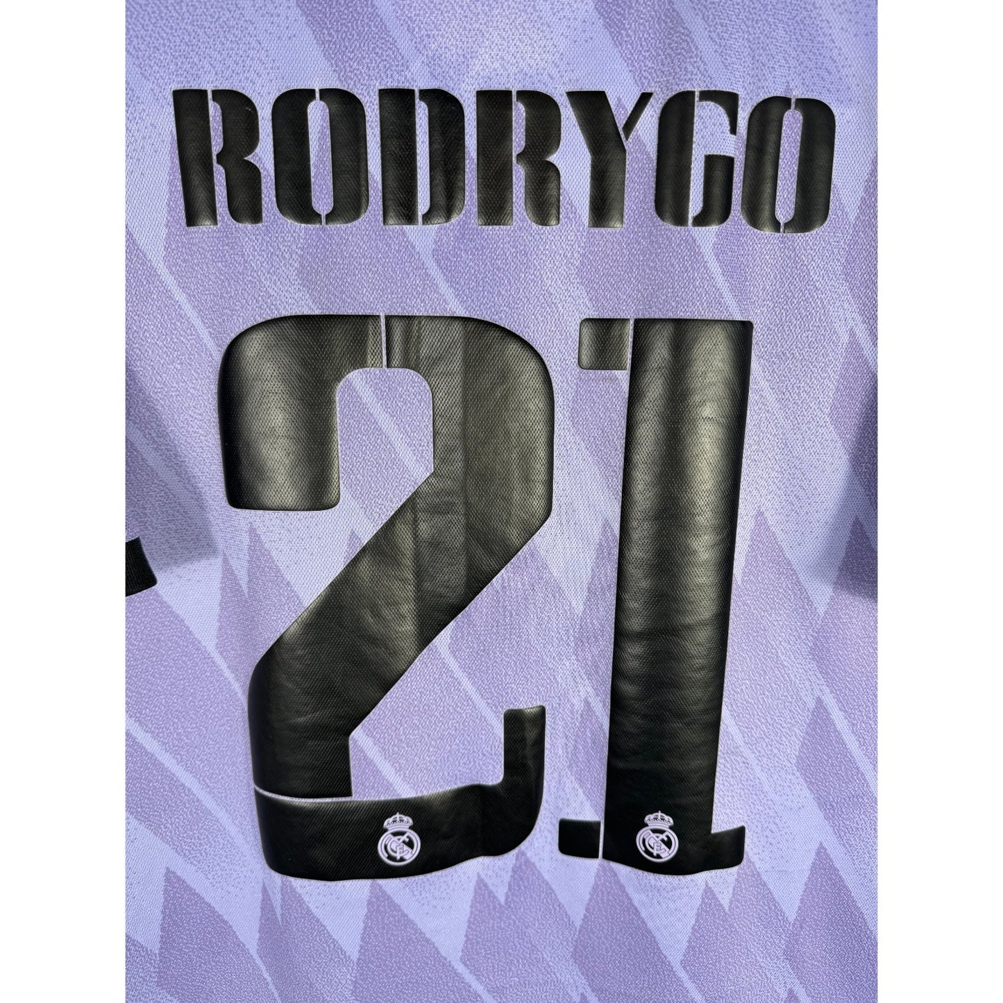 Détail de la typographie du flocage d'origine sur le numéro 21 de Rodrygo