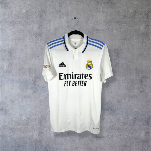 Maillot Real Madrid domicile 2022-2023 adidas de face, col polo, sponsor Emirates Fly Better