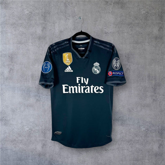Vu avant du maillot 2019 extérieur du Real Madrid et le patch des 13 victoires en Ligue des Champions.