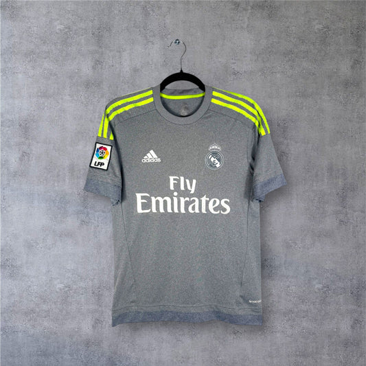 Vue de face du maillot Real Madrid extérieur 2015/16 gris chiné avec bandes fluo.