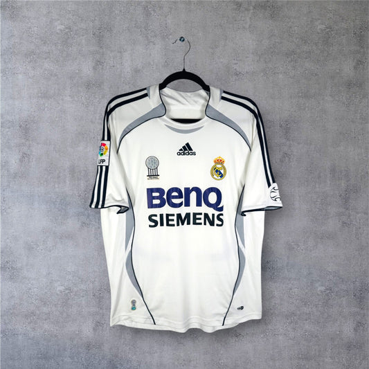 Vue de face du maillot Real Madrid 2006/07 avec logos centrés et sponsor BenQ Siemens.