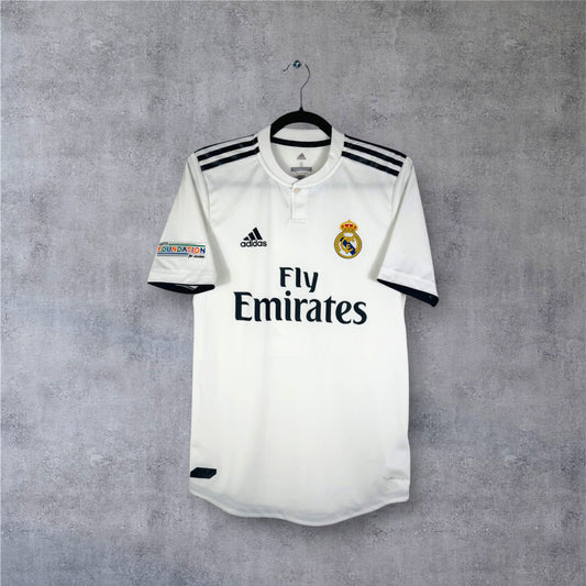 Vue de face du maillot Authentic Real Madrid 2018/19 avec coupe arrondie Player Issue.