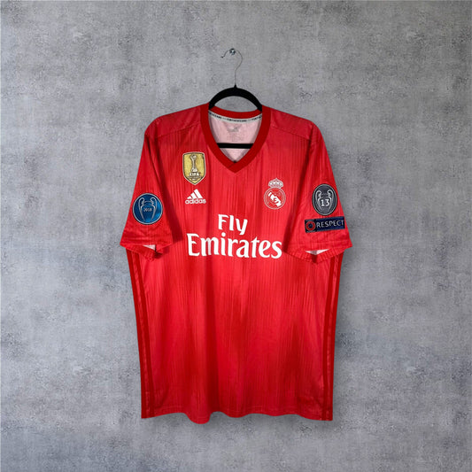 Vue de face du maillot Real Madrid Third 2018/19 coloris corail, collaboration Adidas x Parley.