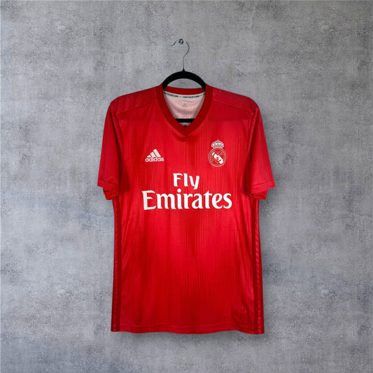 Vue de face du maillot Real Madrid Third 2019 rouge fabriqué en plastique recyclé Parley.