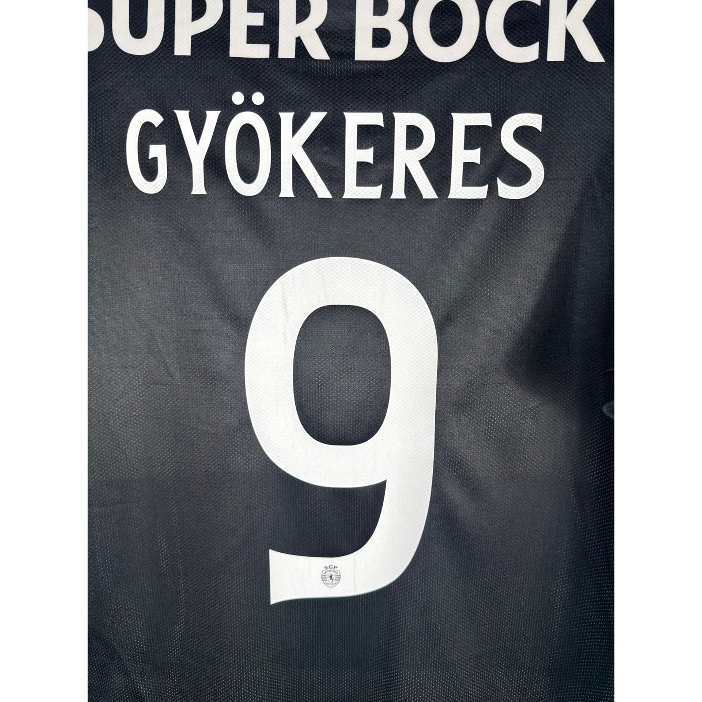 Détail de la typographie du flocage sur le numéro 9 de Viktor Gyökeres