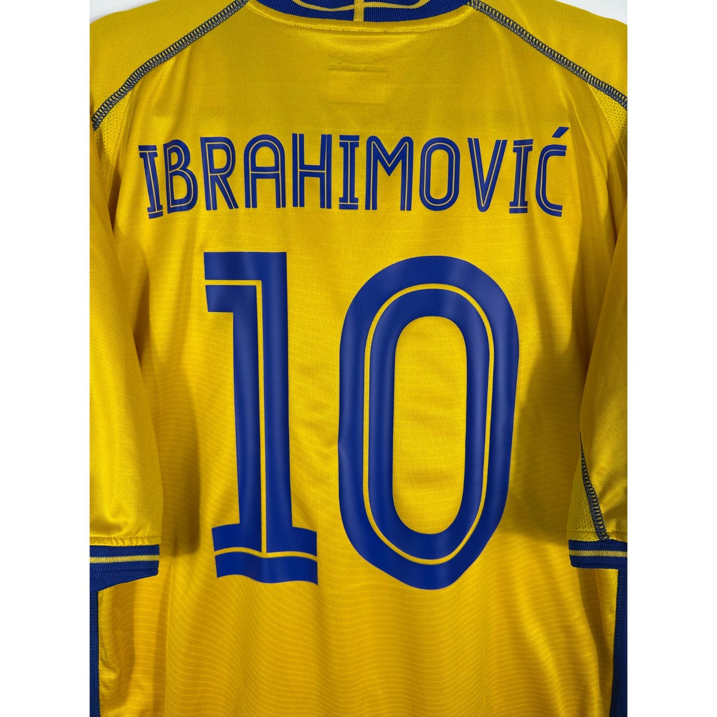 Détail de la typographie du flocage sur le numéro 10 de Zlatan Ibrahimović