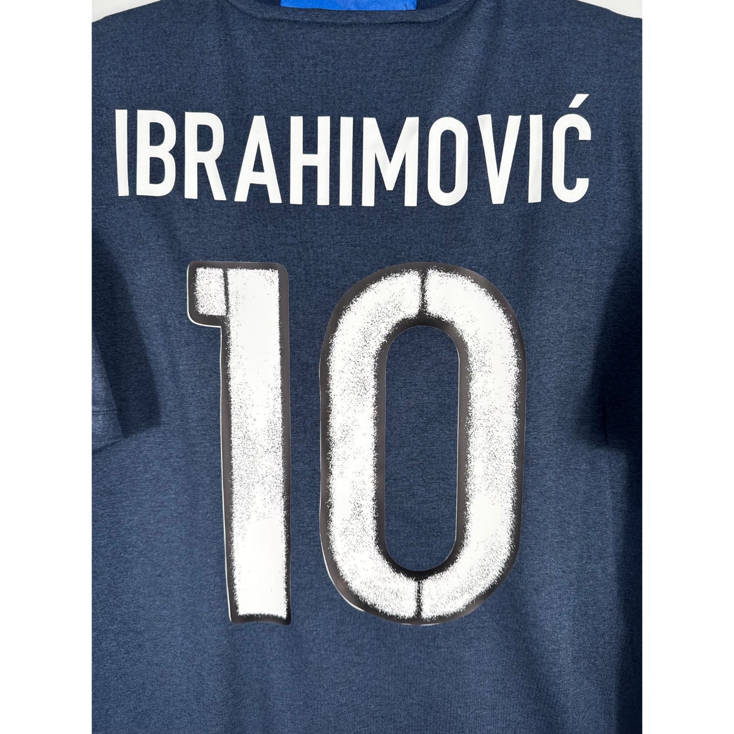 Détail de la typographie du flocage sur le numéro 10 de Zlatan Ibrahimović