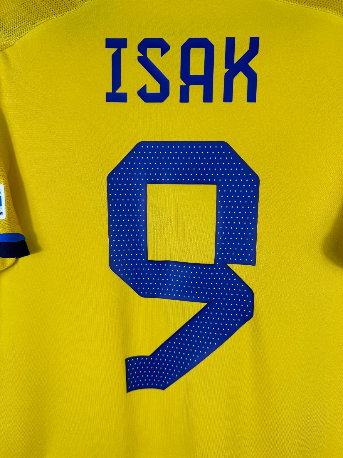 Détail de la typographie du flocage sur le numéro 9 d'Alexander Isak et patch européen
