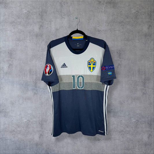 Maillot Suède extérieur Euro 2016 Adidas de face, bandes grises et numéro 10 sur le torse