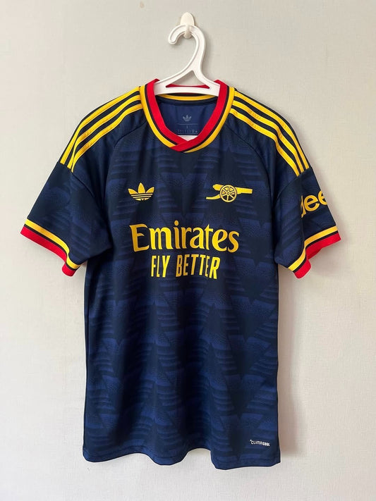 Maillot Arsenal 2026-2027 marine floqué du canon seul, sans écusson officiel (photo Footy Headlines)