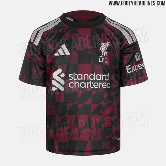 Fuite : le troisième maillot de Liverpool 2026-2027 en noir et bordeaux (photo Footy Headlines)