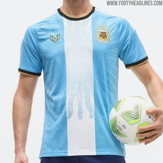 Fuite : le maillot d'adieu de Messi avec l'Argentine abandonne les rayures (photo Footy Headlines)