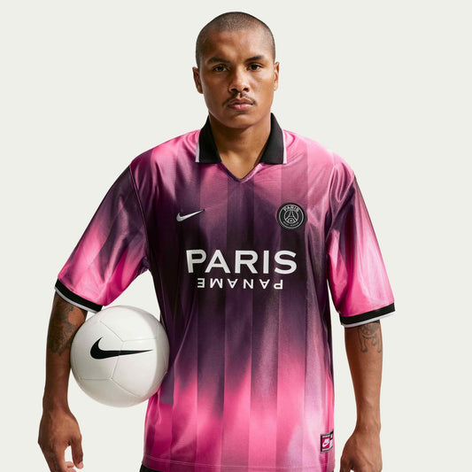 Fuite : le maillot lifestyle rose du PSG signé Nike, pur jus des années 90 (photo Footy Headlines)