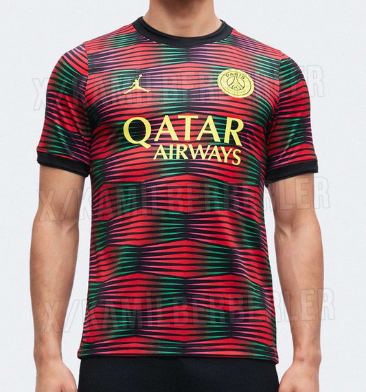Fuite : le maillot d'échauffement third du PSG 2026-2027 explose en rouge, vert et jaune (photo Footy Headlines)
