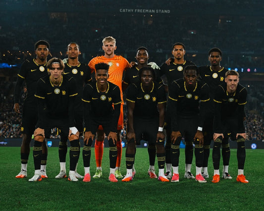Maillot extérieur Chelsea 2026-2027 noir et or dévoilé à Sydney (photo Footy Headlines)