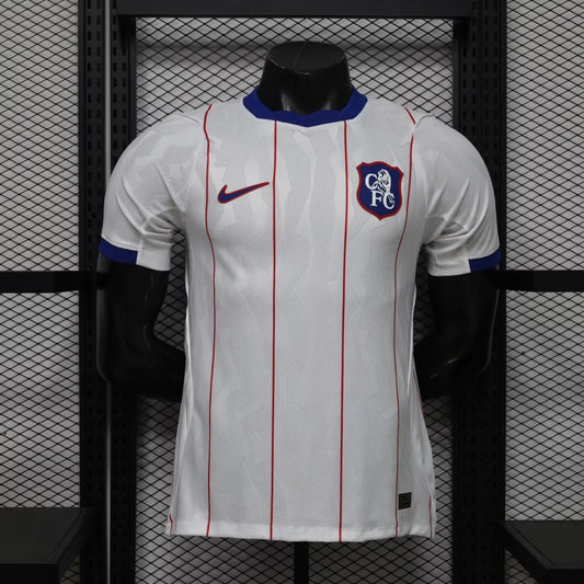 Fuite du troisième maillot blanc de Chelsea 2026-2027 avec blason rétro au lion (photo Footy Headlines)