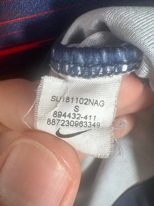 Étiquette code Nike SU18 894432-411 d'un maillot PSG 2018-2019