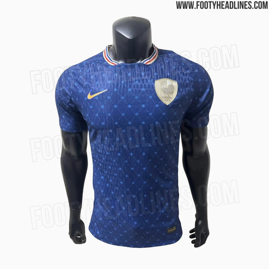 Fuite : le maillot domicile des Bleues pour le Mondial féminin 2027 dévoilé (photo Footy Headlines)