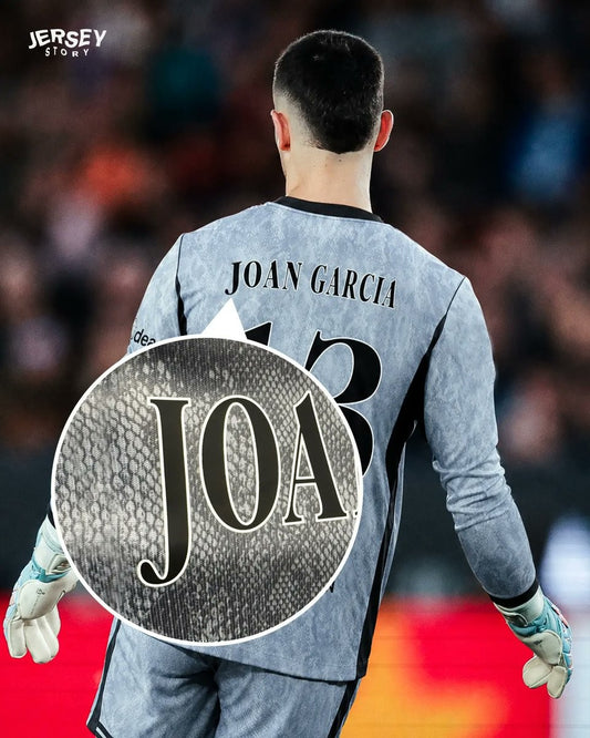 Maillot extérieur FC Barcelone 2026-2027 : la faute de flocage sur le J de Joan García (photo Footy Headlines)