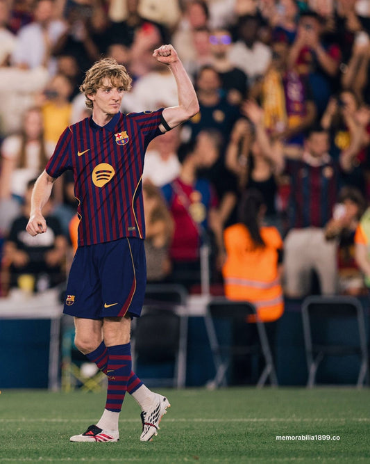 Fuite : le maillot domicile du Barça 2027-2028 en tenue complète, rayures fines et chaussettes cerclées (photo Footy Headlines)