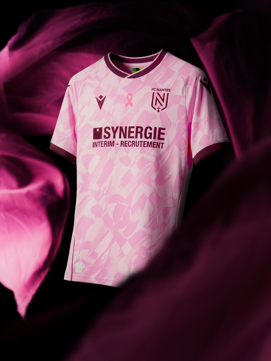 Octobre Rose : le FC Nantes dévoile le premier maillot rose de son histoire