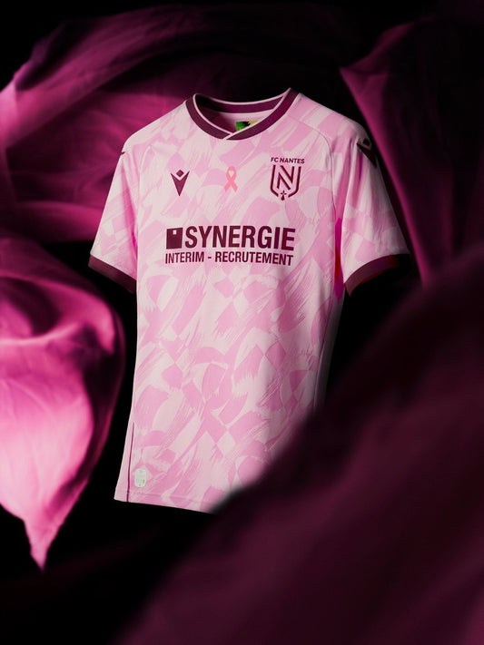 Octobre Rose : le FC Nantes dévoile le premier maillot rose de son histoire (photo Footy Headlines)