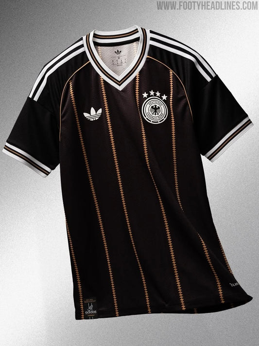Officiel : le maillot d'adieu de l'Allemagne sort le 3 novembre avec le blason 1978-1996 (photo Footy Headlines)