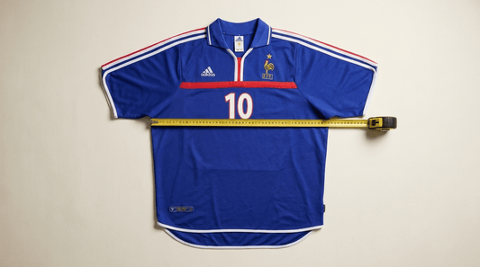 Guide des tailles maillots de foot - maillot vintage France 2000 Adidas mesuré d'aisselle à aisselle avec mètre professionnel