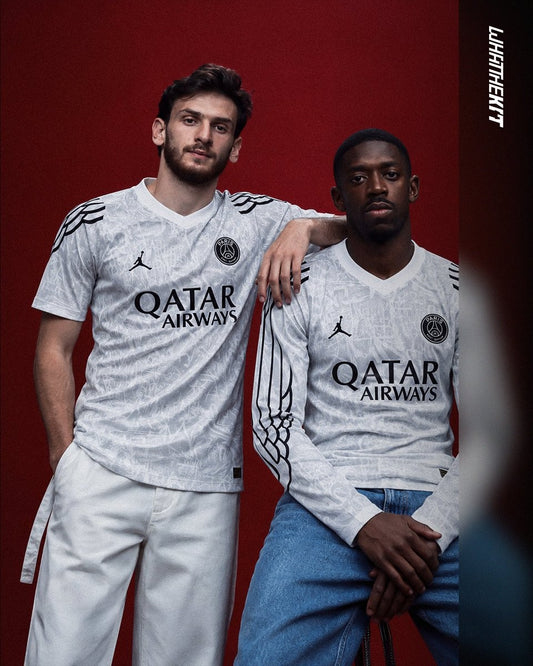 Fuite : le 4e maillot du PSG 2026-2027 se montre porté, ailes Jordan en noir sur blanc (photo Footy Headlines)