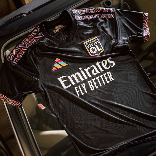 Fuite : les photos de lancement du troisième maillot de l'OL 2026-2027 (photo Footy Headlines)