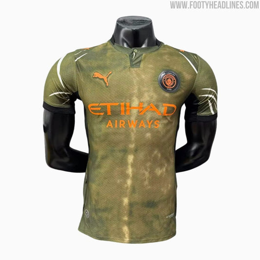Fuite : le 4e maillot de Manchester City 2026-2027 signé C.P. Company, kaki et orange (photo Footy Headlines)