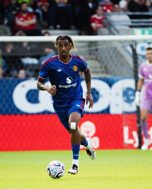 Maillot extérieur Manchester United 2026-2027 bleu roi porté en match (photo Footy Headlines)