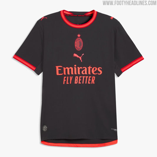 Troisième maillot de l'AC Milan 2026-2027 signé Puma, gris charbon et rouge corail (photo Footy Headlines)