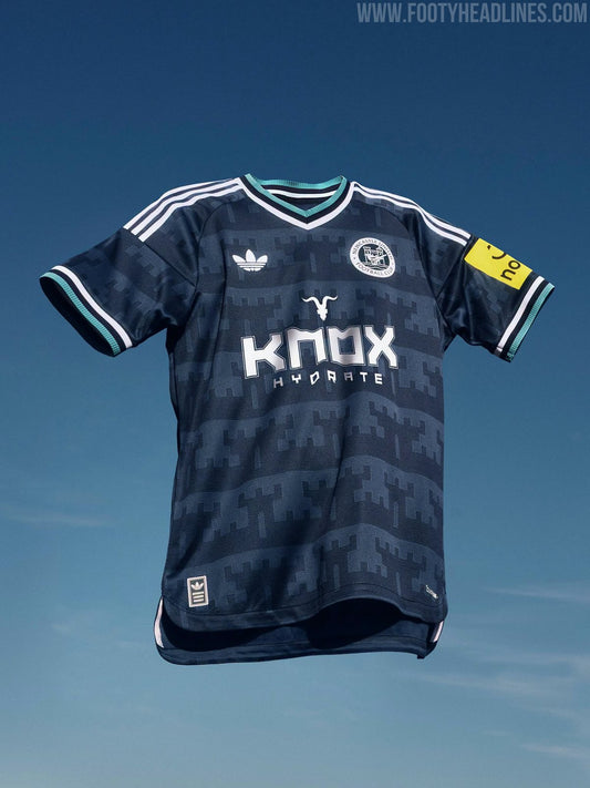 Maillot extérieur Newcastle 2026-2027 adidas navy à motif créneaux (photo Footy Headlines)