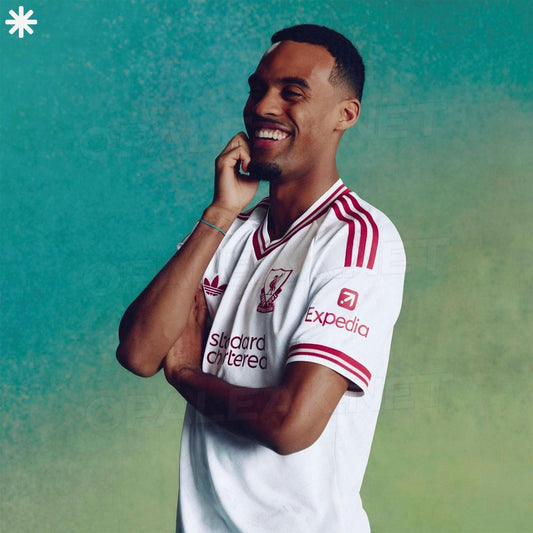Maillot extérieur Liverpool 2026-2027 fuité (photo Footy Headlines)