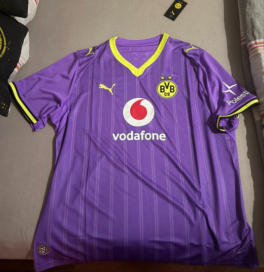 Fuite du troisième maillot violet du Borussia Dortmund 2026-2027 (photo Footy Headlines)